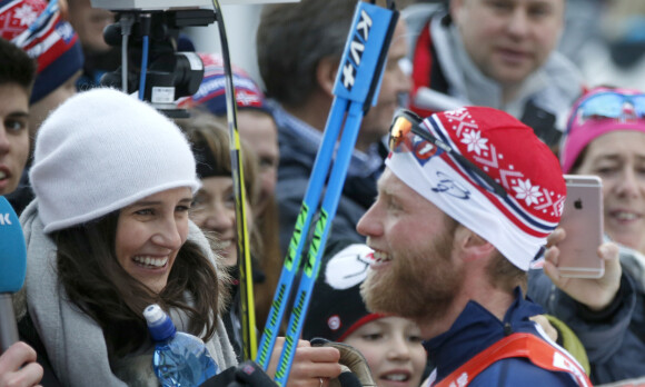 FAMILIE: Martin Johnsrud Sundbys kone, Marieke Heggeland, stiller opp for å få hverdagen til å gå rundt med både skisatsing og familieliv. Her er ekteparet avbildet under Tour de Ski i 2016. Foto: NTB Scanpix FAMILIE: Martin Johnsrud Sundbys kone, Marieke Heggeland, stiller opp for å få hverdagen til å gå rundt med både skisatsing og familieliv. Her er ekteparet avbildet under Tour de Ski i 2016. Foto: NTB Scanpix
